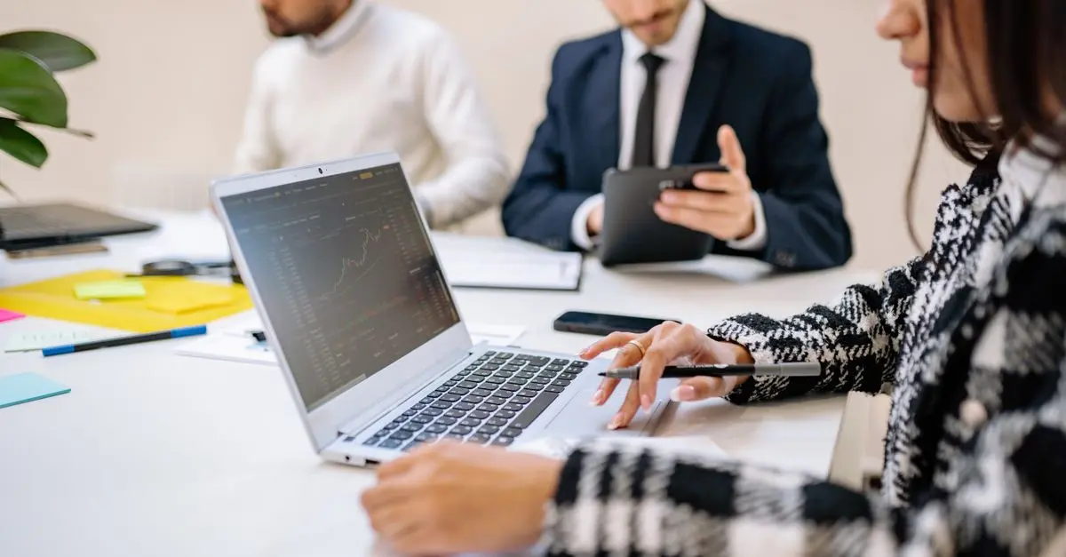 Comment évaluer les logiciels avant de les acheter efficacement ?